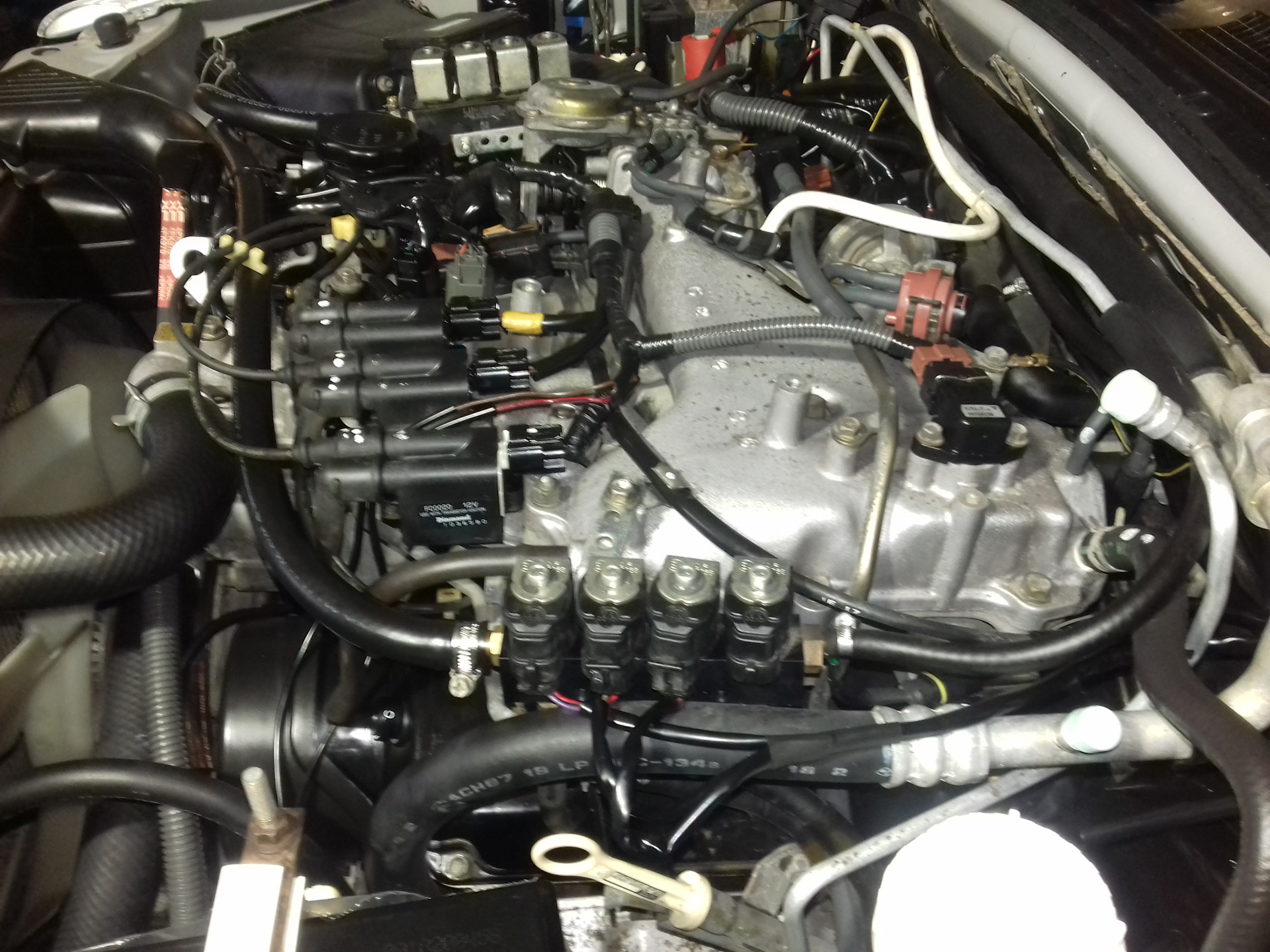 Паджеро спорт 1 двигатель. Впускной коллектор Митсубиси Монтеро спорт двигатель 6g72. Mitsubishi Pajero Sport 3.0 (6g72. Дополнительный фильтр для бензинового двигателя 6g74. 6g72 24 двигатель Монтеро спорт верхняя часть коллектора.