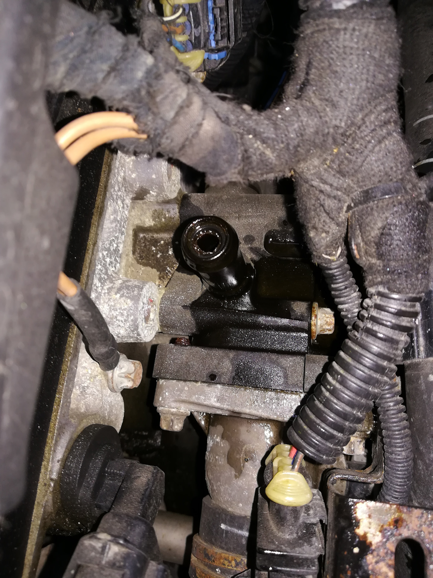 Шланг вентиляции дроссельной заслонки opel astra. Трубка обогрева дросселя z18xer. Трубка обогрева дроссельной заслонки опель 1. Z18xer трубка подогрева дроссельной заслонки. Трубки охлаждения дросселя z18xer.