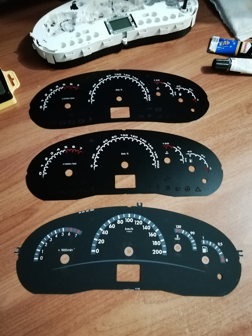 Все 3 шкалы, (верхняя бракованная). — Lada Калина седан. Запчасти на фото: 6080100