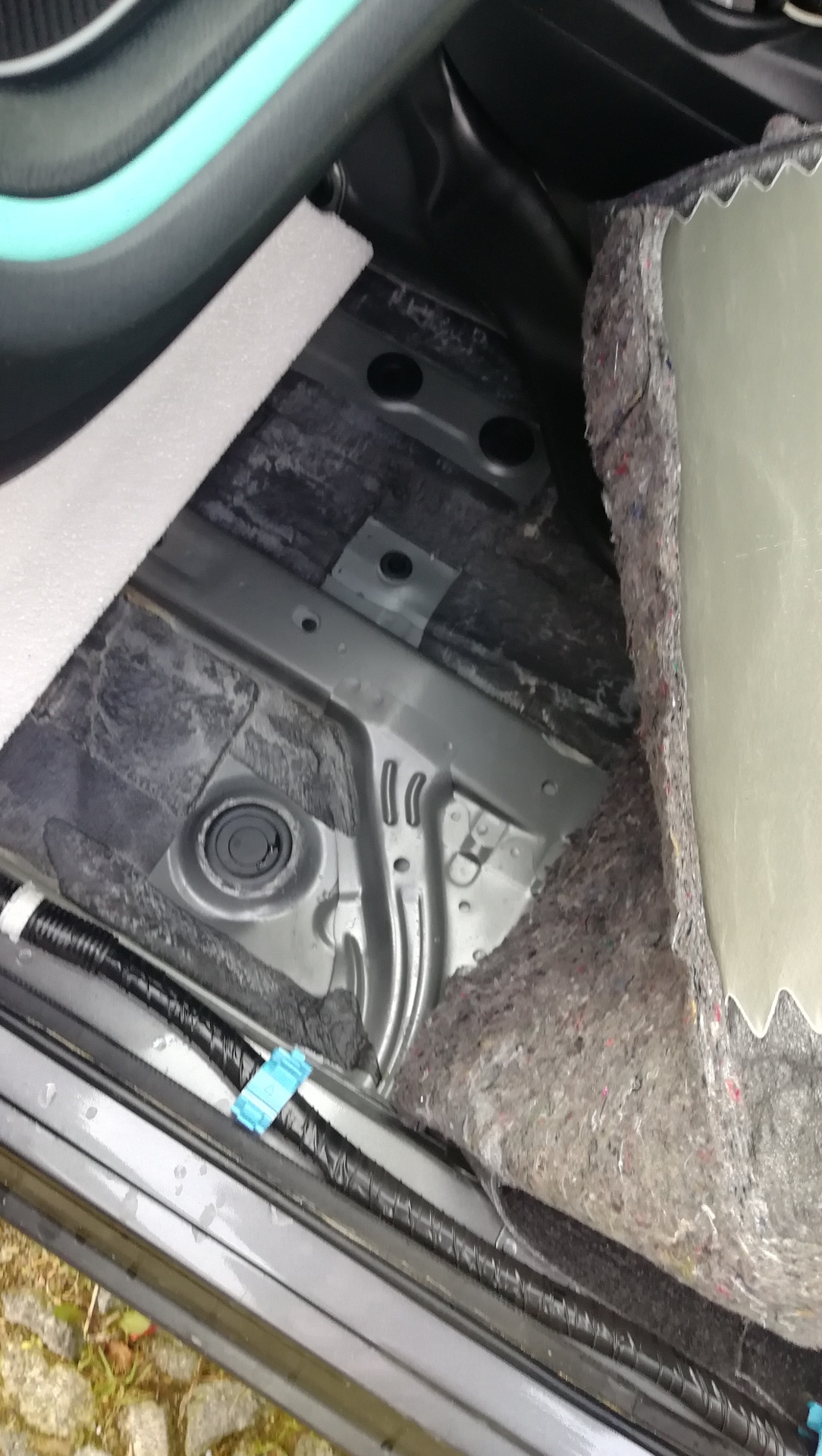 Тойота прадо 150 дизель. Фишка под пассажирским сидением ланос. Под пассажирским. Под пассажирским. Под пассажирским сиденьем.