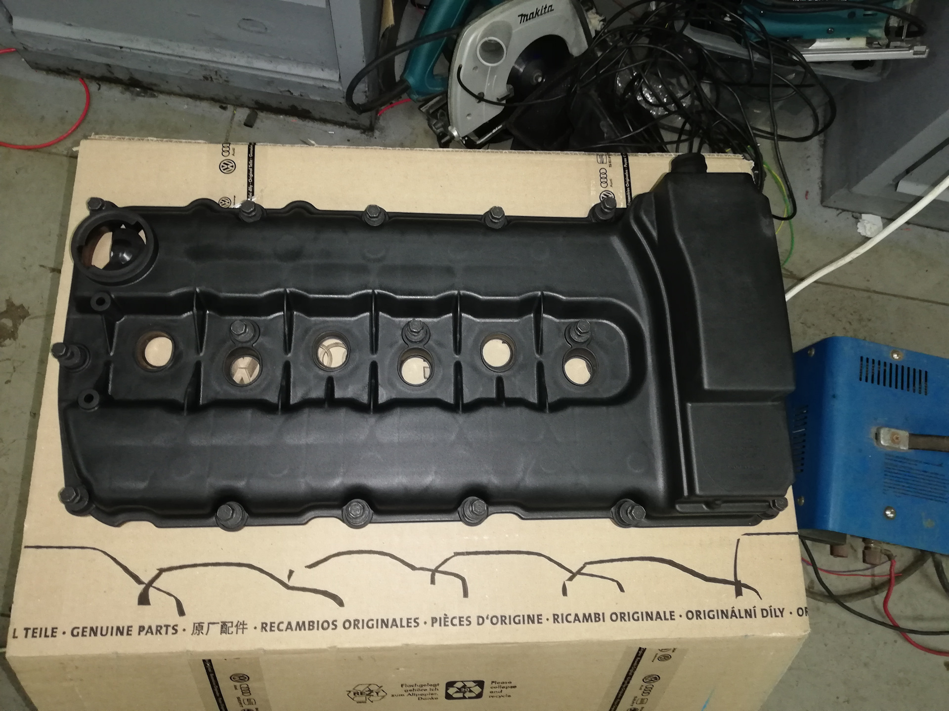 6. 6. 2 клапанная крышка. 5 tdi - новая запчасть. 03h103429l vag крышка гбц.