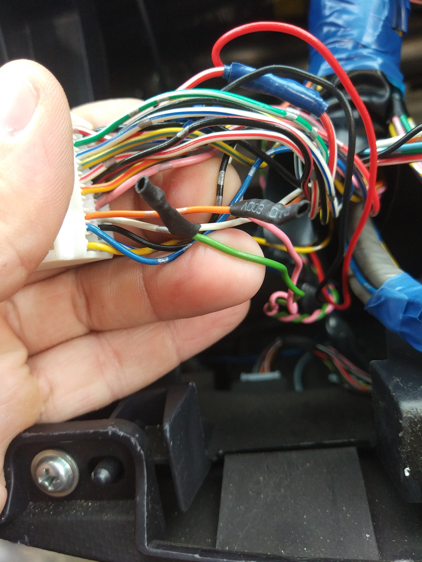 Кан шина автозапуск. Тойота королла блок сигнализации старлайн. Сталкер мс 600 не закрывает центральный замок. Автозапуск opel astra h. Установка автосигнализации фото.