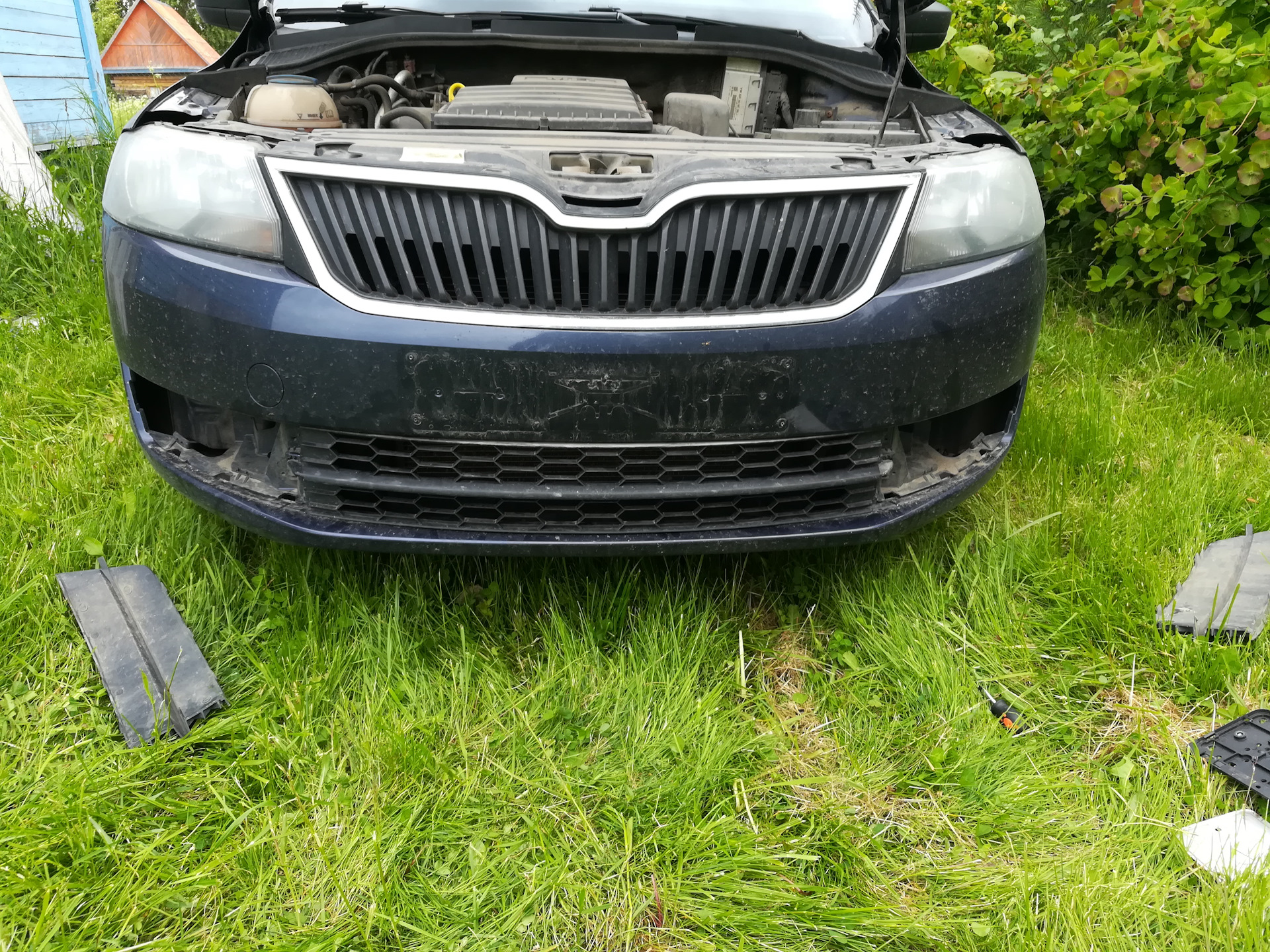 Снять решетку радиатора шкода рапид 2020. Шкода рапид 2020 черная решетка. Снять решетку рапид. Снять решетку рапид. Шкода рапид 2021 года нижняя решетка бампера.