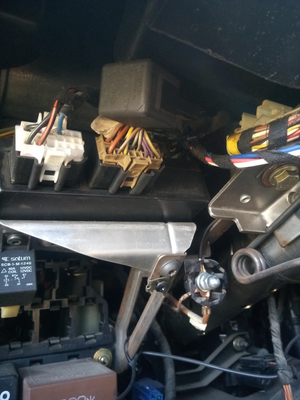 Реле поместил в районе блока комфорта. — Skoda Octavia Combi A4 Mk1. Запчасти на фото: SCB1M1240