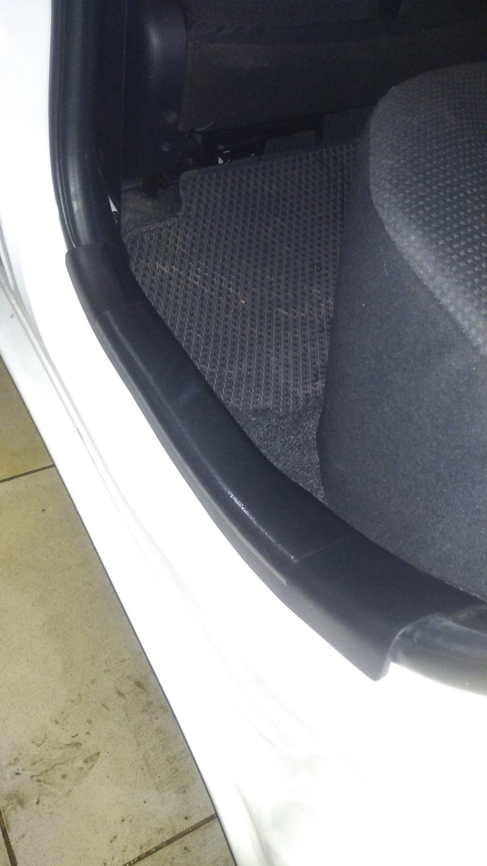 Оклейка пленкой порогов — Toyota Vitz (130), 1 л, 2015 года | своими ...