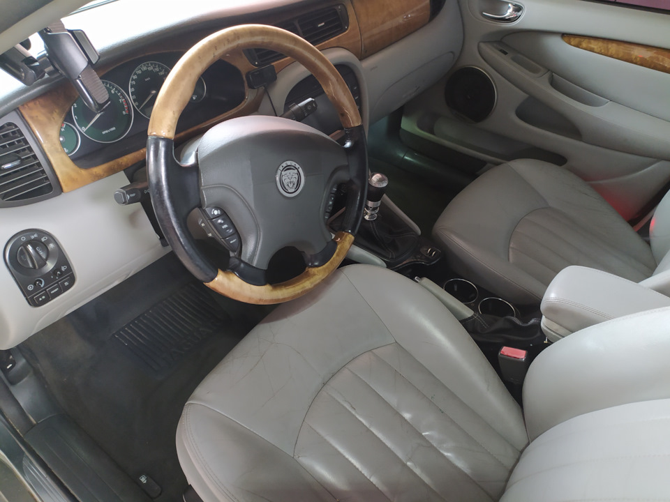 По бокам подушка топорщится от времени. Типичная болезнь. — Jaguar X-Type