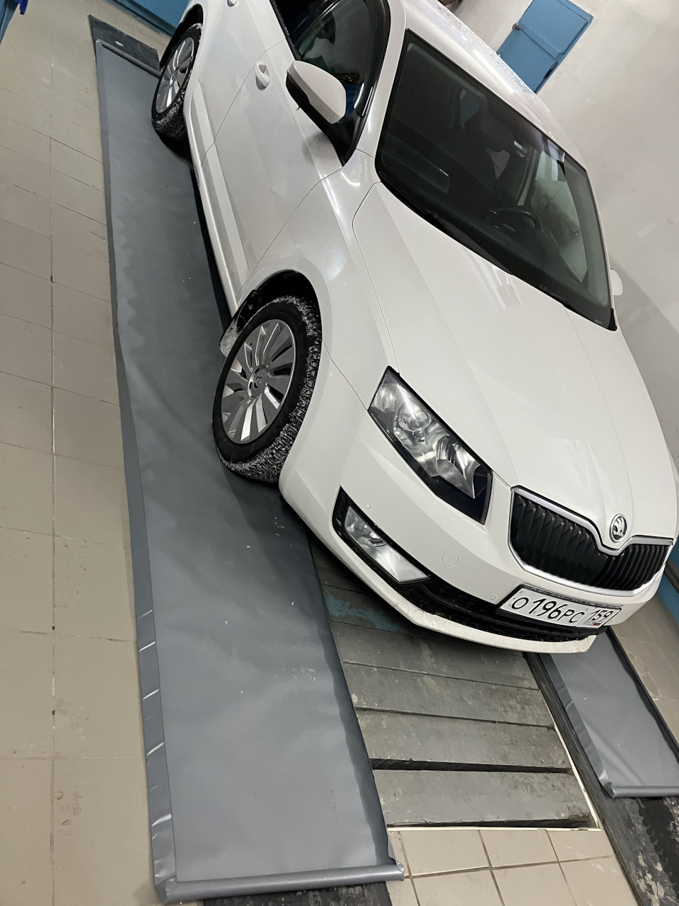 Коврики под авто в гараж и фонарики — Skoda Octavia A7 Mk3, 1,4 л, 2013  года | аксессуары | DRIVE2