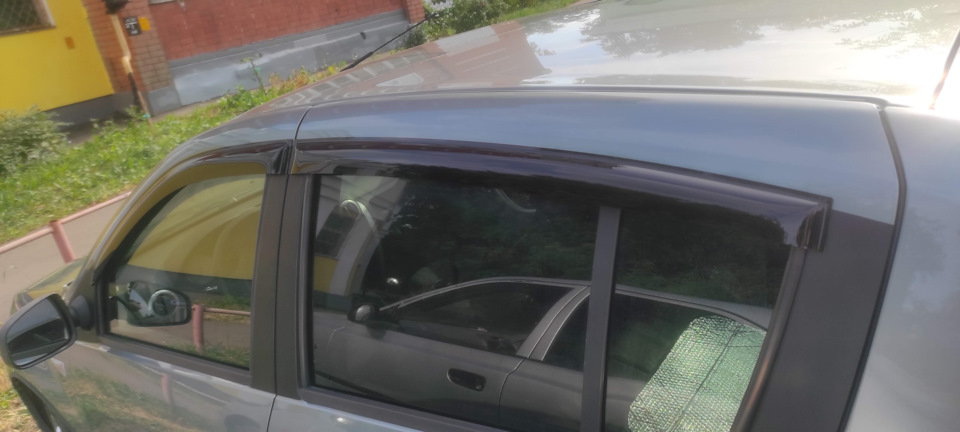 Ветровики (дефлекторы) — Renault Sandero 1G, 1,6 л, 2011 года ...
