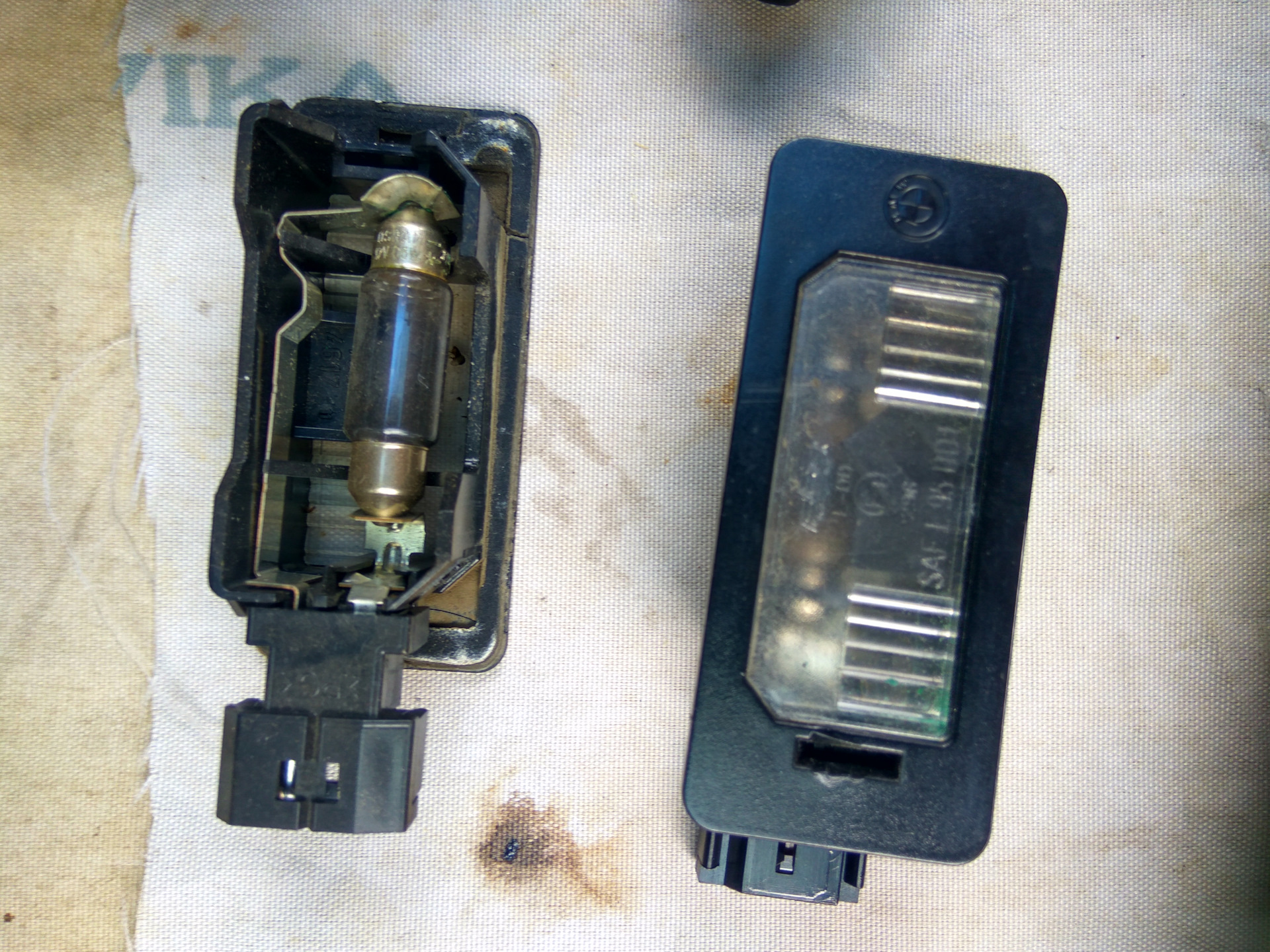 бмв е46 плафон номерного знака. подсветка номерного знака бмв х5 е53. планка номерного знака бмв х5 е53. планка подсветки номера bmw x5 e53. подсветка номера е53.