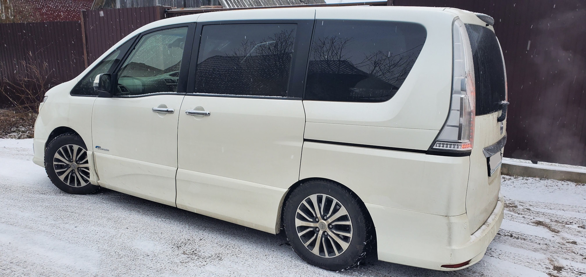 Диск ниссан серена. Диски на Ниссан Серена с27. Nissan Serena c27 на дисках. Ниссан Серена 2008 литье. Ниссан Серена литье.