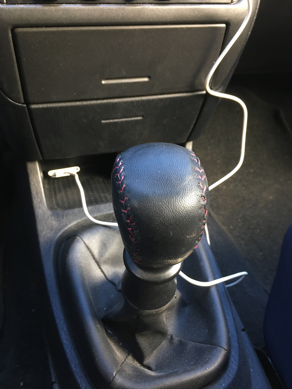 Как снять ручку кпп mitsubishi carisma Кожаная ручка КПП - Mitsubishi Carisma, 1,3 л, 2003 года другое DRIVE2