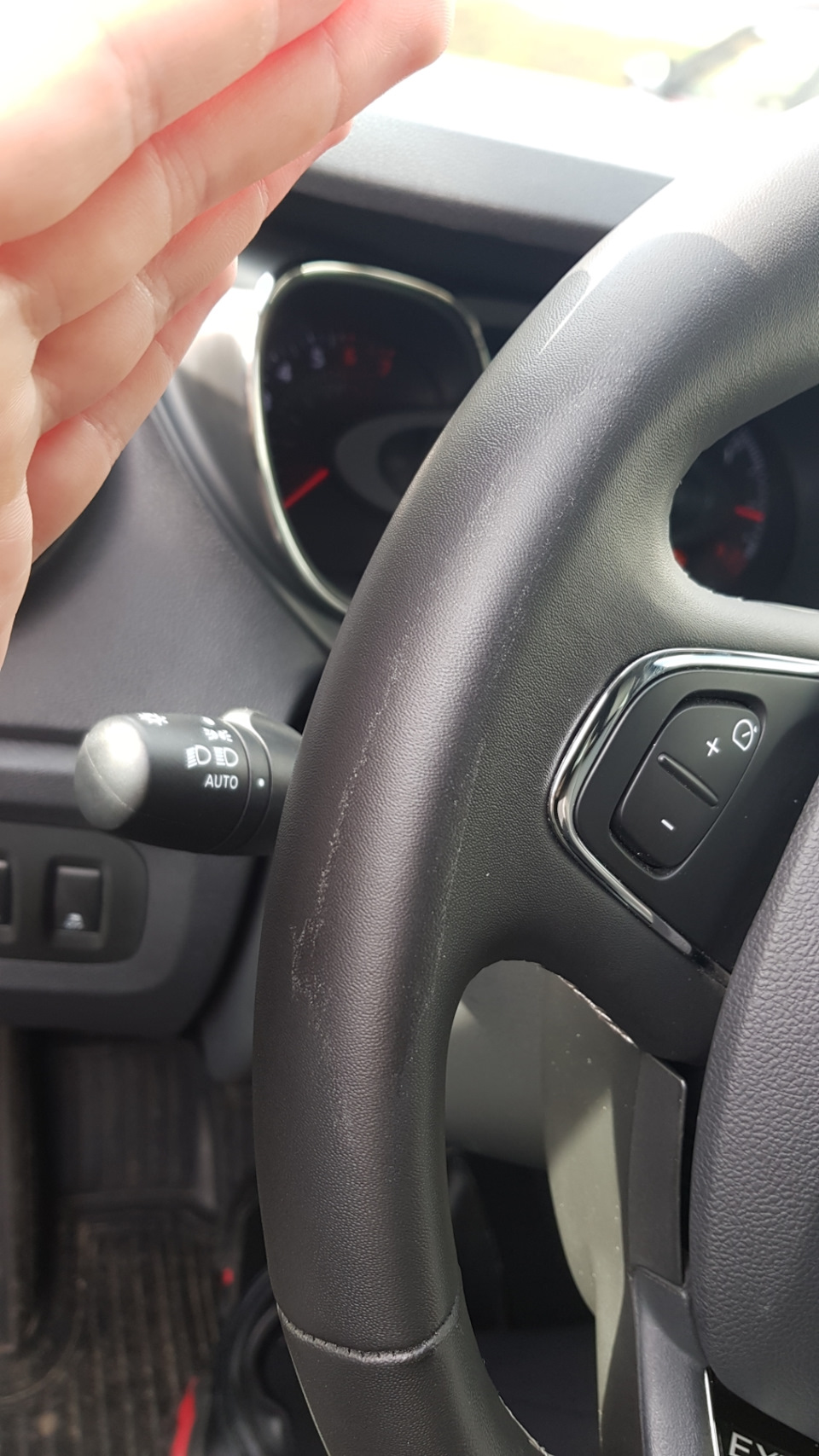 Облазит кожа на руле — Renault Kaptur (2016), 2 л, 2018 года ...