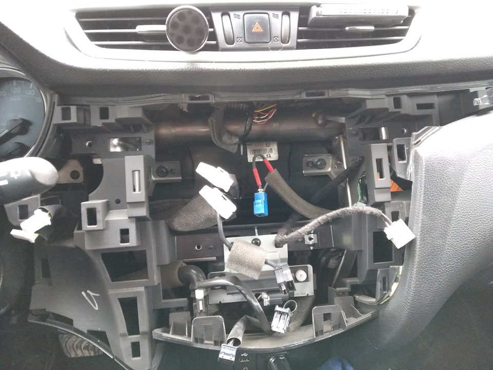 Как выглядят внутренности, сток голова занимает там очень много места — Nissan X-Trail III (t32)