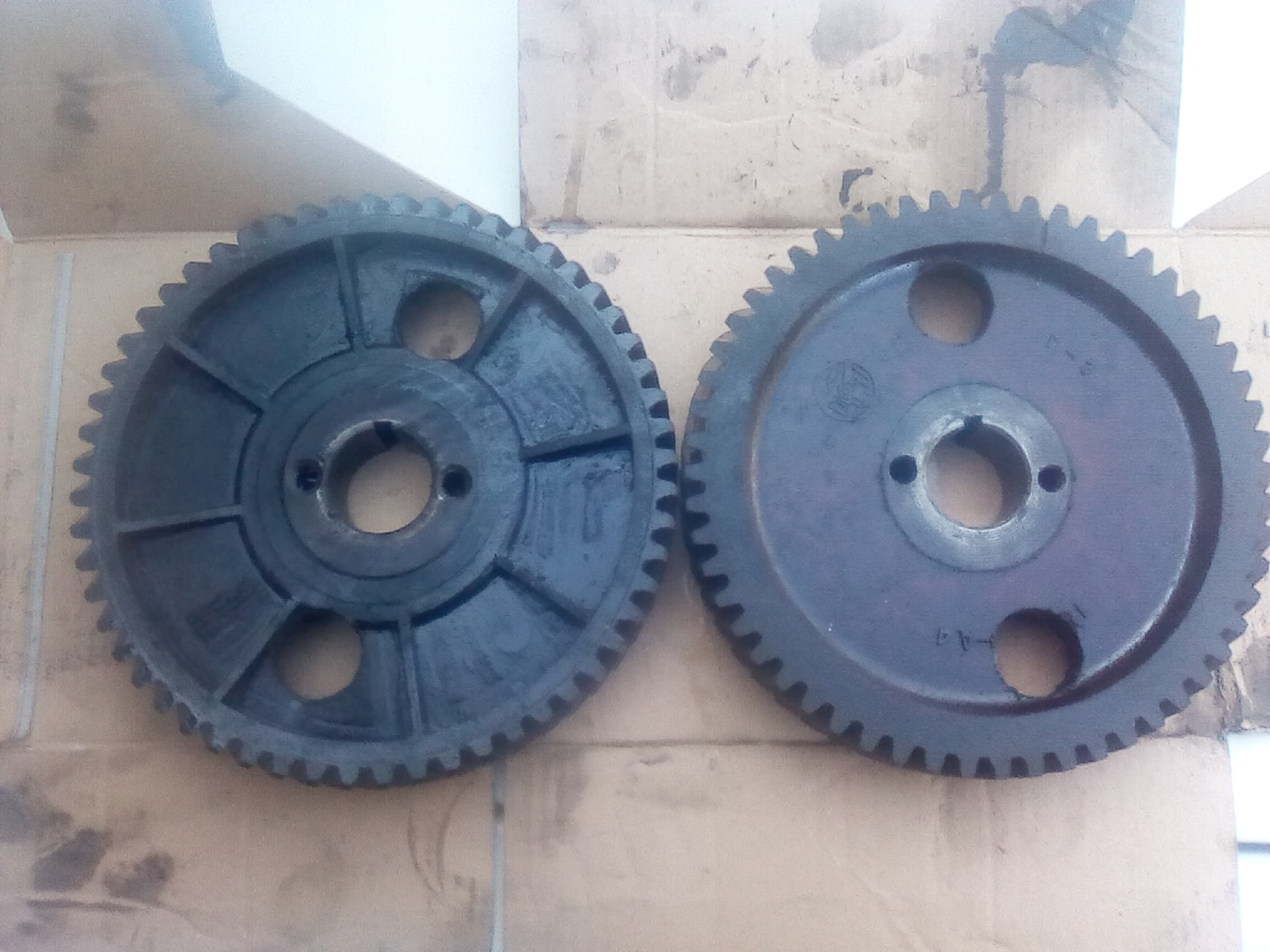 Шестерни газораспределения двигателя смд-60, 62. Распредвал уаз 3303. Чугунная шестерня распредвала заз 968. Распред шестерни установка. Болт на распредвале газ 53.