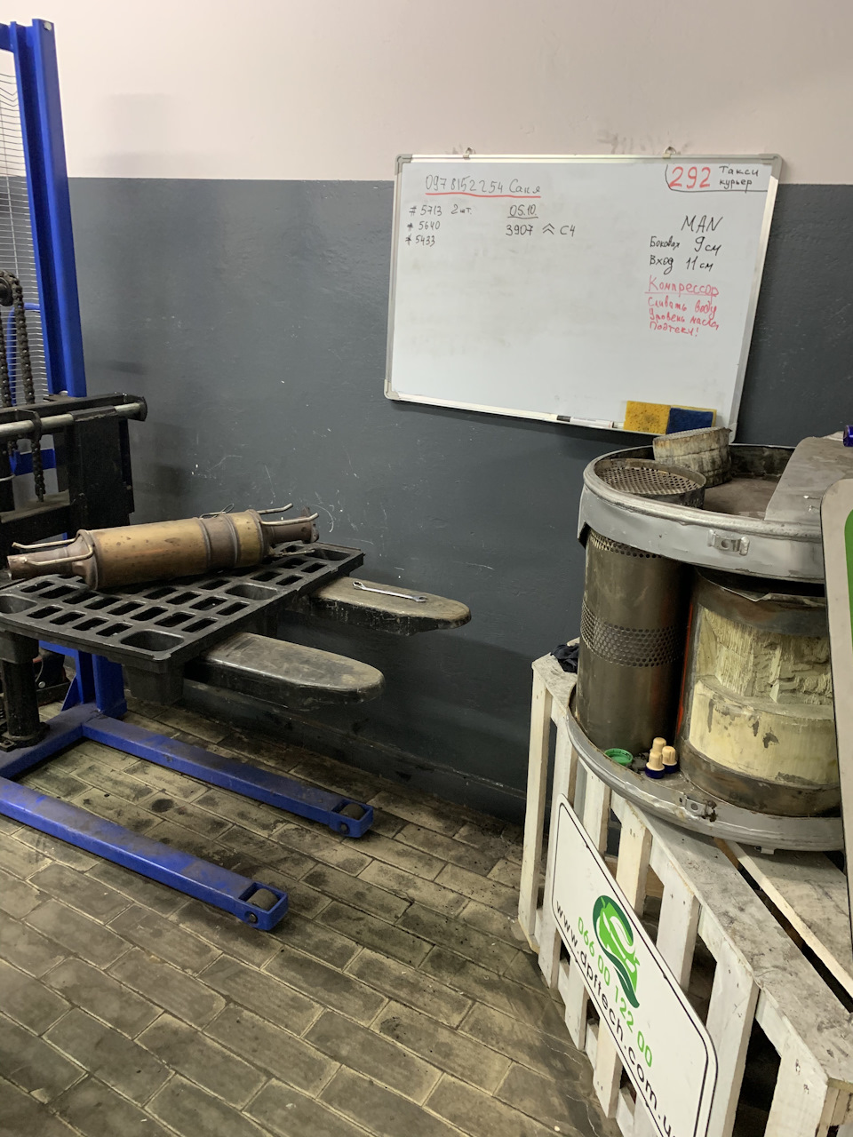 справа — катализаторы блок какого-то грузового Мана, слева — мелкотонажный погрузчик и мой DPF. Бывают DPF еще больше — Alfa Romeo 159 Sportwagon. Запчасти на фото: 8152254