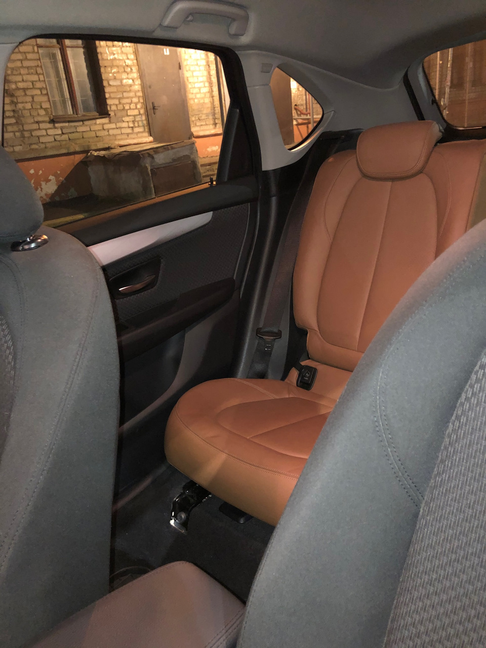 Довольно странно это выглядит со стороны передних сидений, но и это в скором времени исправим — BMW 2 series Active Tourer (F45)