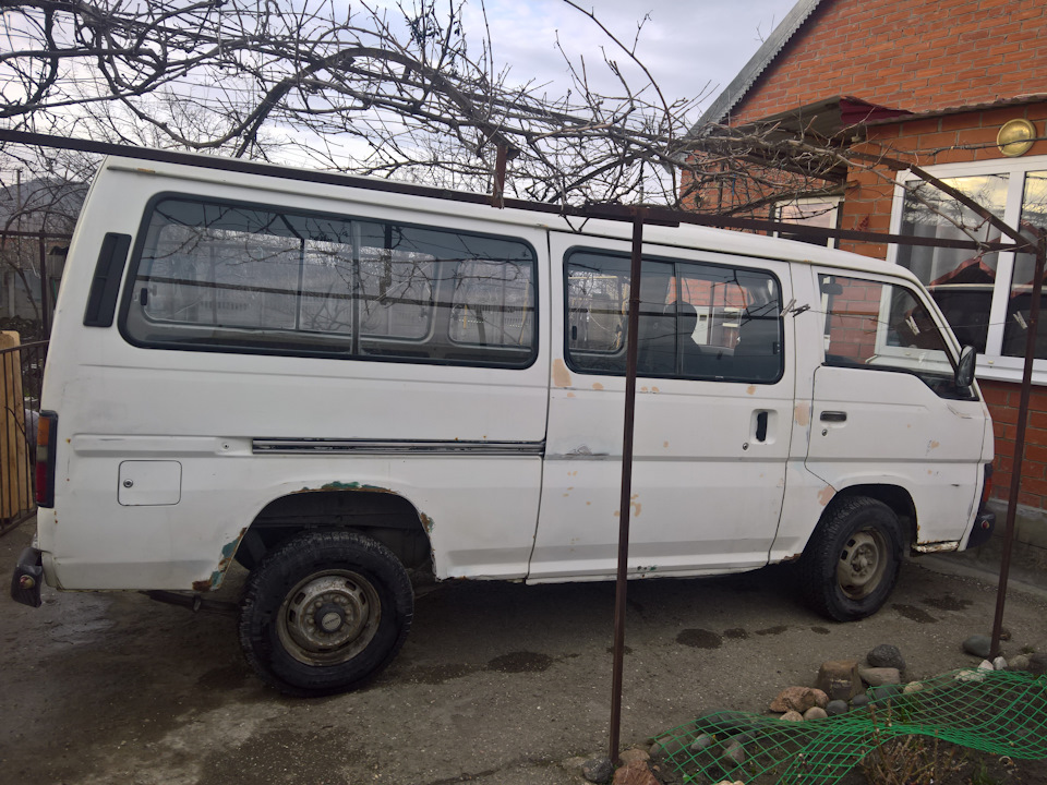 Выхлоп в бок, минус вес — Nissan Urvan (E24), 2,5 л, 1990 года | своими ...