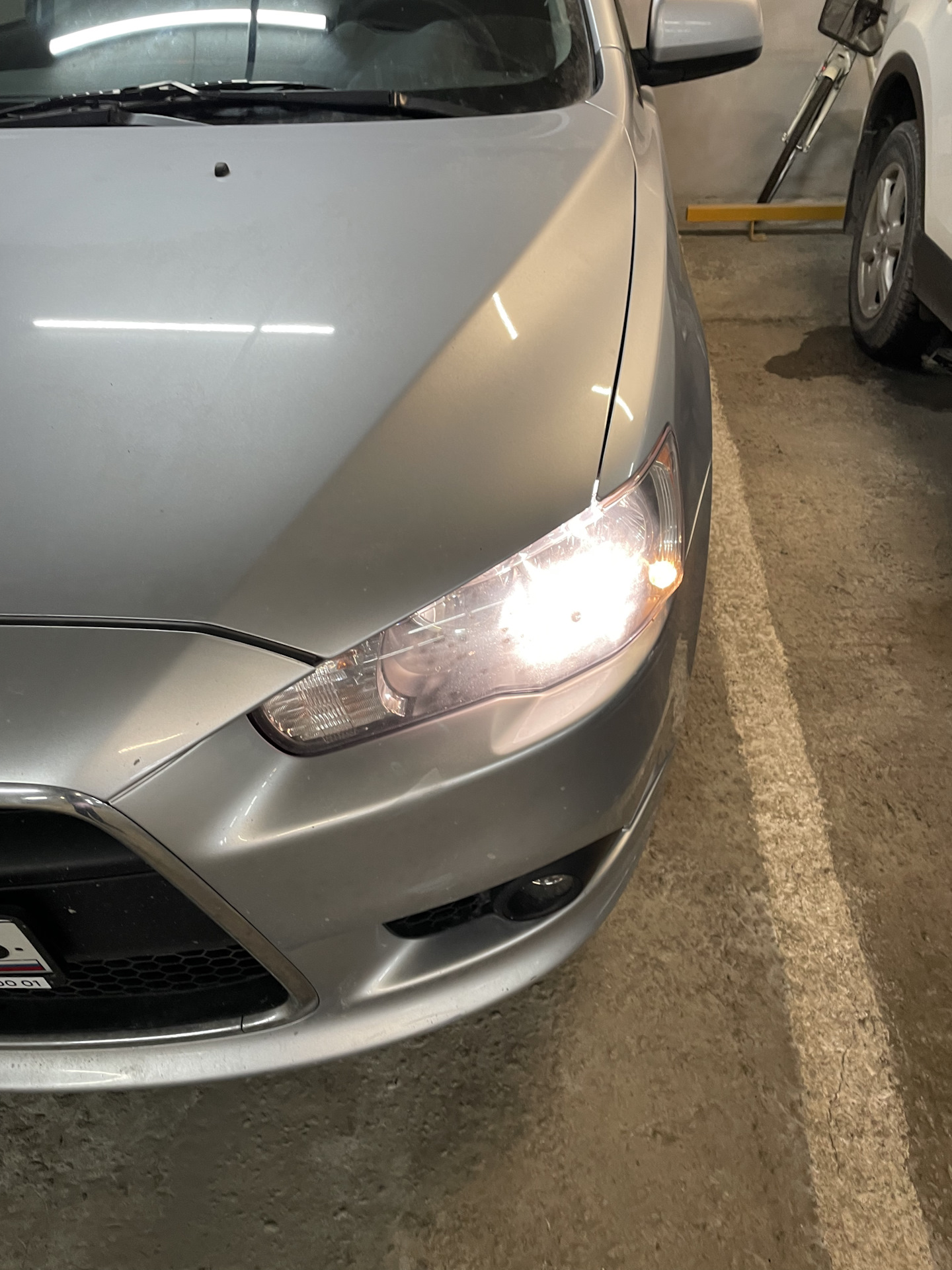 19-Замена лампы ближнего света+габарита — Mitsubishi Lancer X, 1,8 л ...