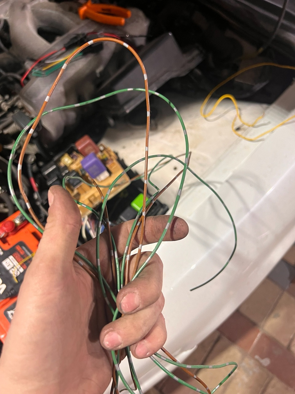 Выбрал толстого сечения, так как на них идёт нагрузка из-за бензонасоса — Toyota Chaser (100)