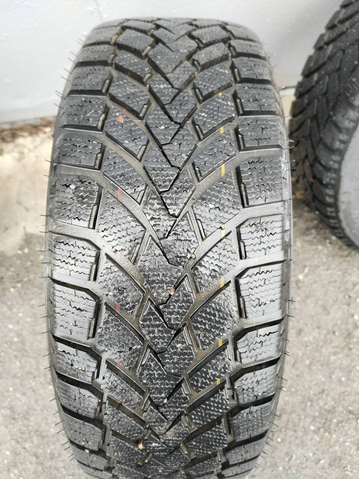 Шины зимние нешипованные Headway 215/45 R17, литые диски Toyota 7Jx17 ...