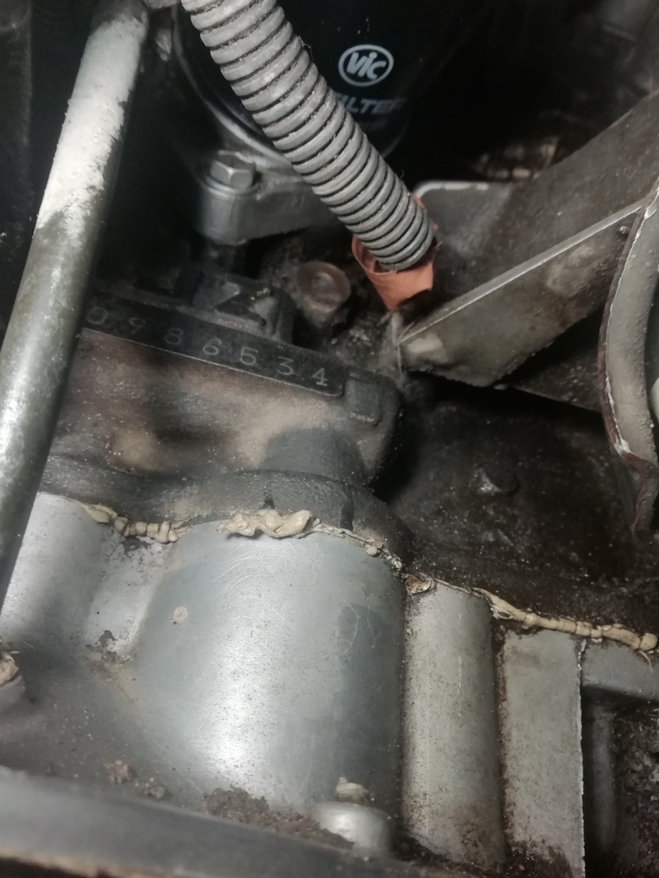 Первым делом я все отмыл и правильнее было бы поступить следующим образом : все отмыл, берём машину, катаемся, а потом смотрим откуда бежит и все, но у меня на это уже не было времени, пришлось сразу действовать, но я все же завёл, дал по работать на хх, потом погазовал, но следов масла не проявились. И вот оказывается где номер блока :) я знал примерно, глеон находится, но в глаза я его не видел — Toyota Chaser (100)
