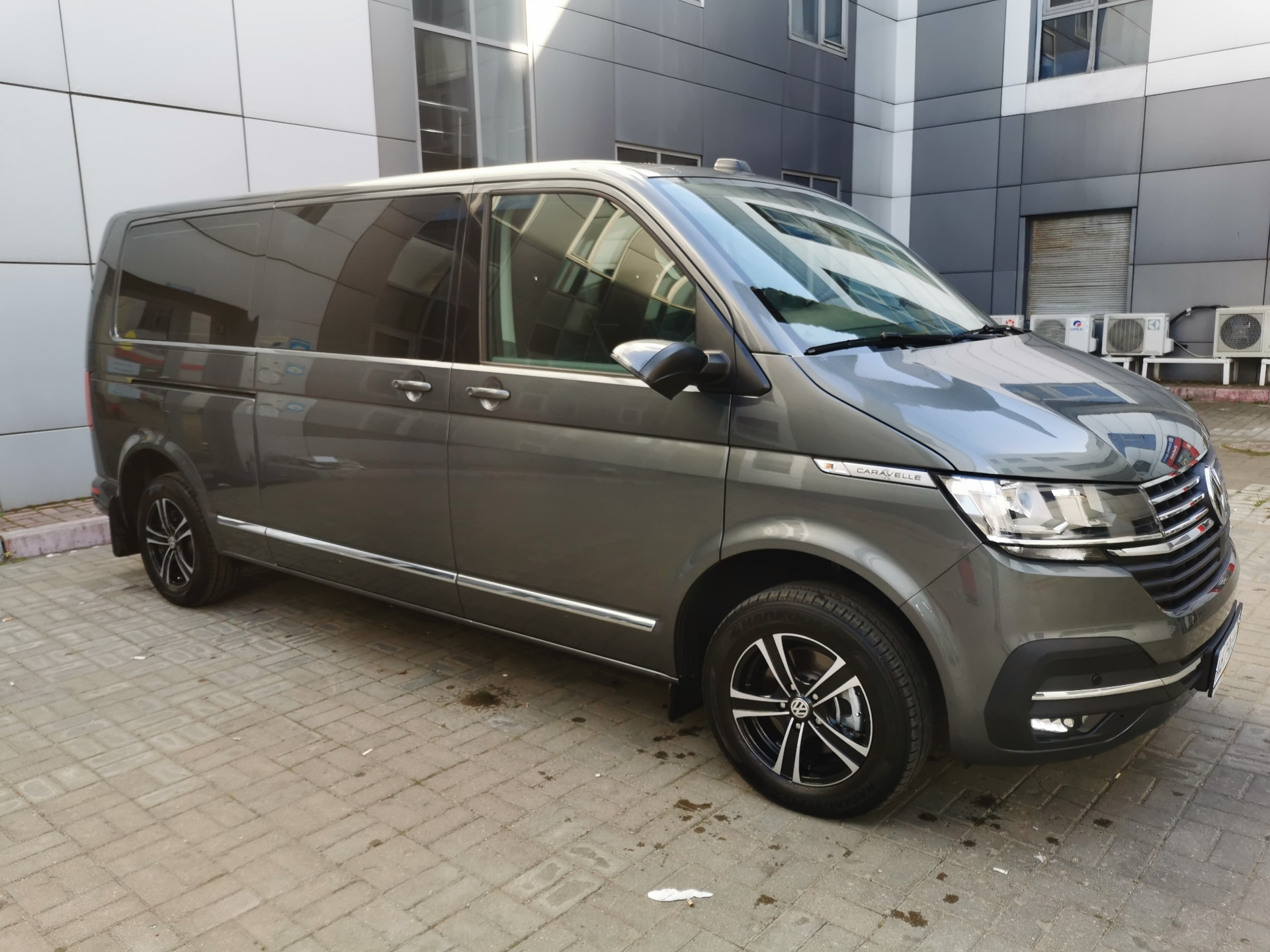 Volkswagen Caravelle t6 серый Indium металлик