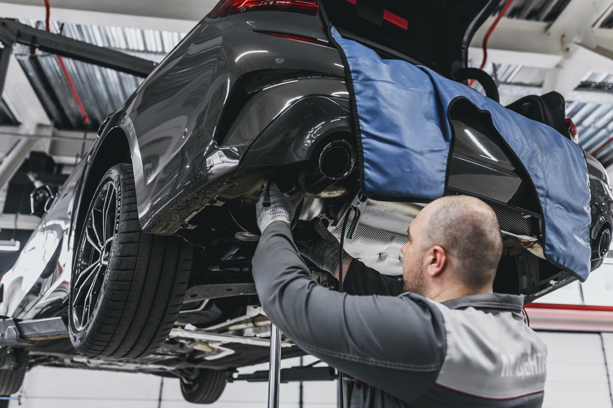 Установка thor. Thor выхлоп BMW. Электронная выхлопная система на БМВ g20. Установка электронной выхлопной системы Thor на BMW g07. Thor BMW x5.