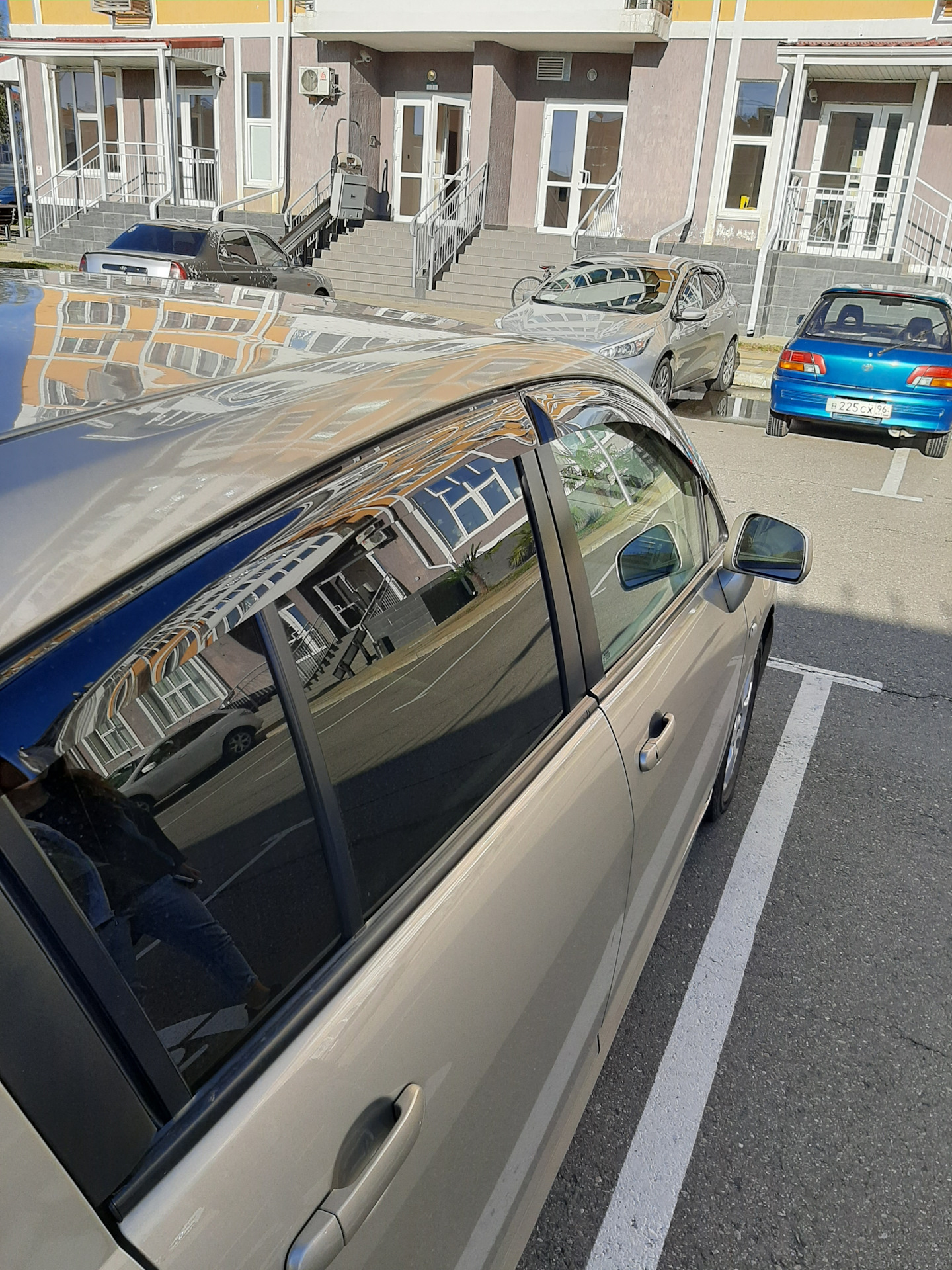 Установка ветровиков на окна. — Nissan Tiida (1G), 1,6 л, 2010 года ...