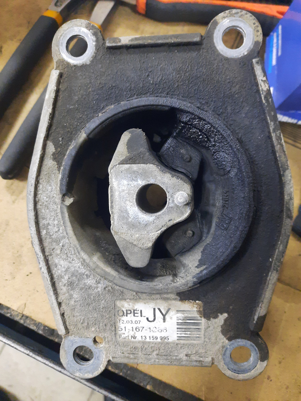 Фото в бортжурнале Opel Astra H GTC. Запчасти на фото: 13159995