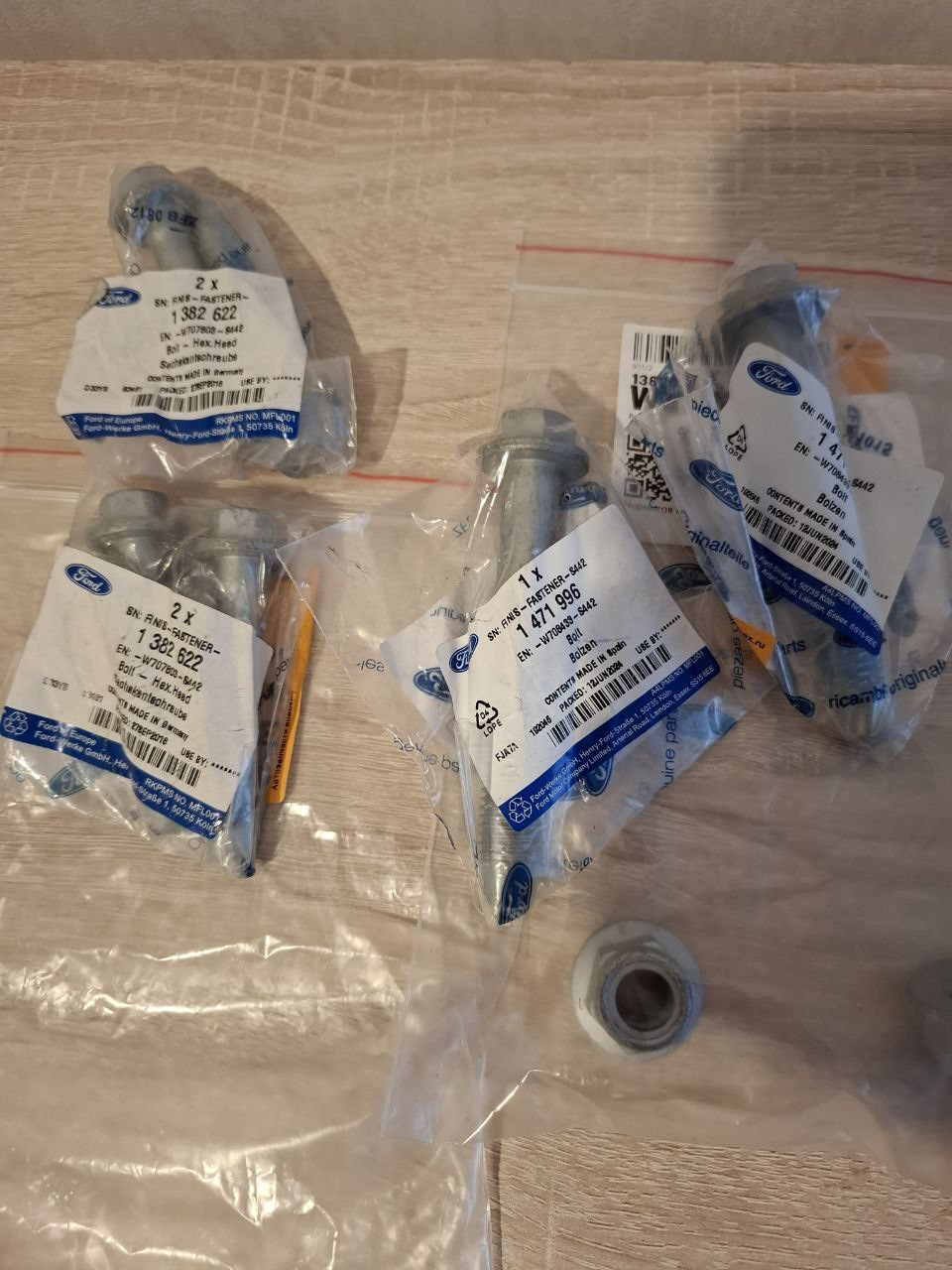 4. Болты, которые нужны, я заменил все на новые. — Ford Focus Hatchback II. Запчасти на фото: 1382622, 1471996