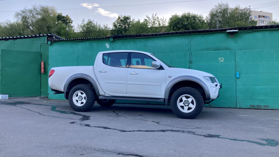 Рама митсубиси л200. Mitsubishi l200. L200 люк. Митсубиси л200 и Додж рам. Митсубиси л200 запуск в Мороз.