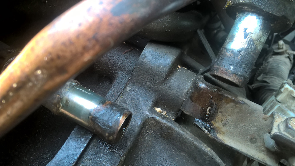 Замена патрубка под трамблером. — Mazda 626 IV (GE), 2 л, 1994 года ...