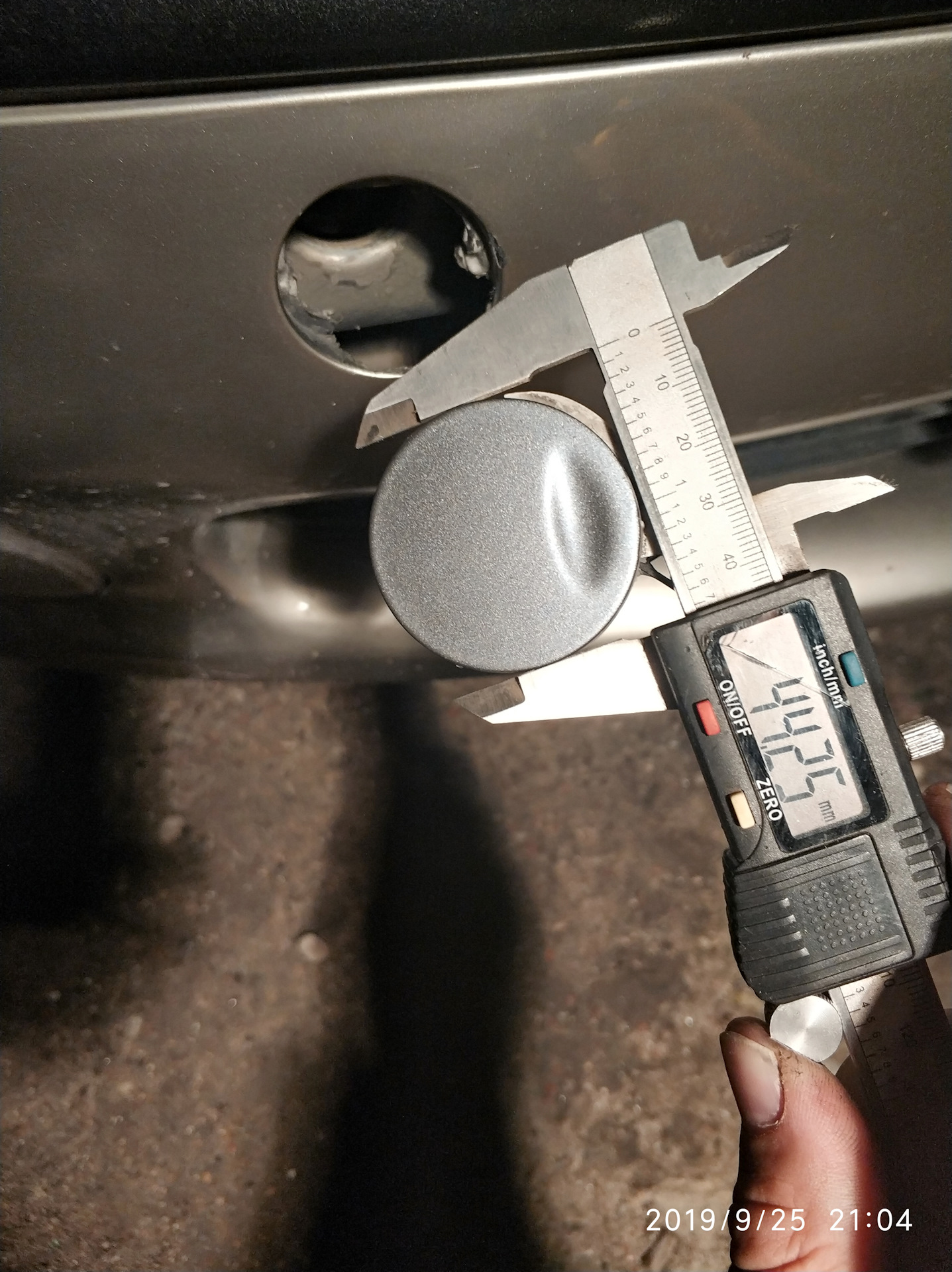 Как достать заглушку. Как закрепить заглушку. Схема крепления заглушки желоба дека. Схема крепления заглушки желоба дека. Как закрепить заглушку.