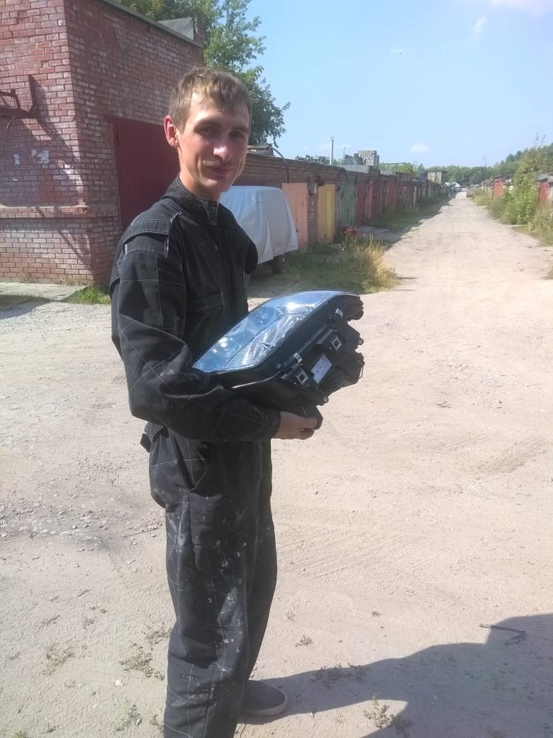 Снятие секретки с топливной системы. Замена передней правовой фары ...