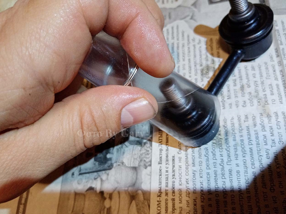 С помощью приблуды вырезанной из пластиковой бутылки накидываем кольцо и постепенно опускаем вниз в паз. Это весьма неудобно — Toyota Sprinter Marino. Запчасти на фото: 8400134