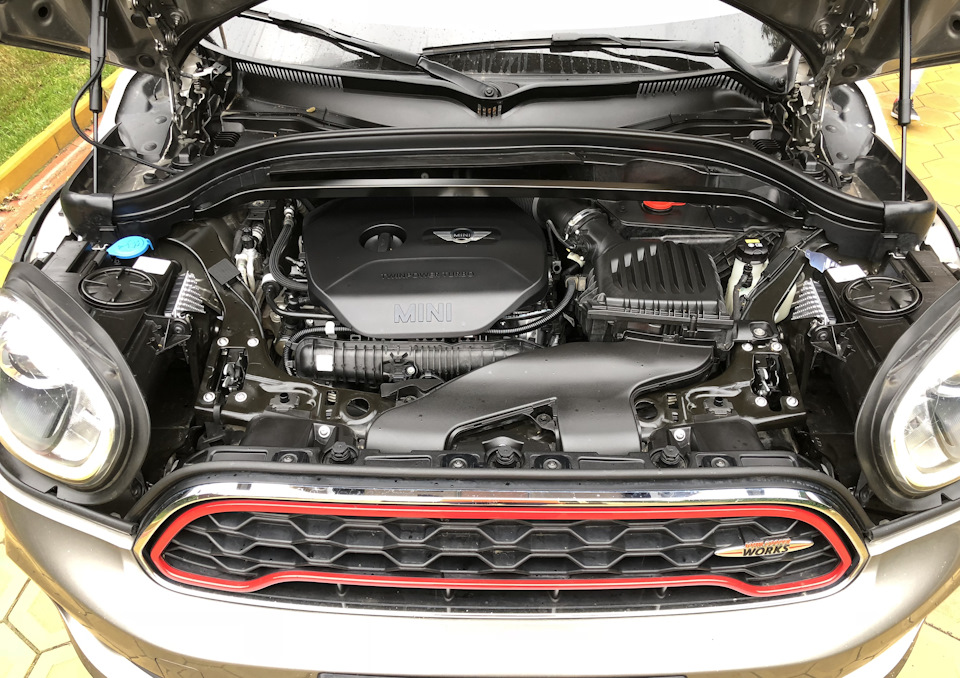 Как снять аккумулятор с мини купера Мойка под капотом. - MINI John Cooper Works Countryman (2G), 2 л, 2017 года мойк