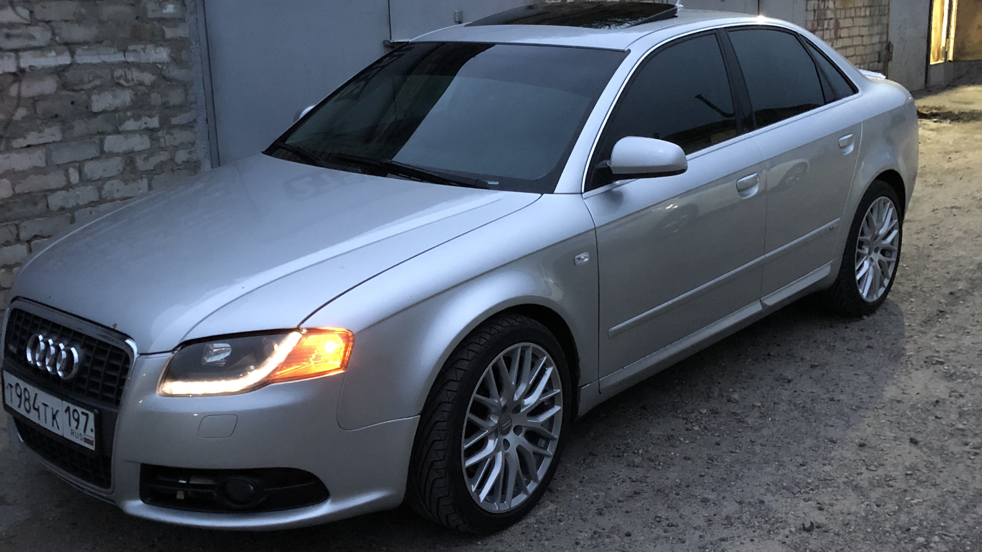 Серебристая 4. Audi a4 серебристая. Audi a4 2005 серебристый. Audi a4 2008 серебристый. Audi a4 b8 серебристый.