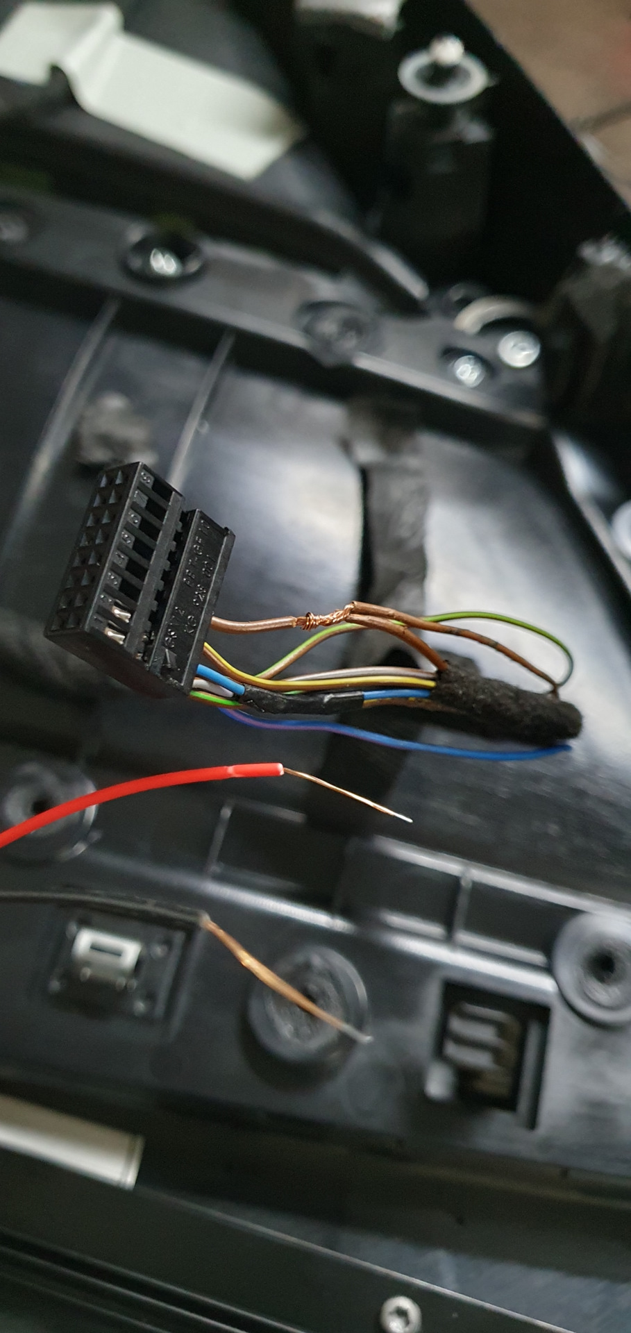 присоединяем провода питания — Audi Q5 (1G)