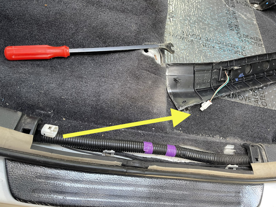 Снять задние пороги, отключить подсветку — Lexus RX 400h (2G)