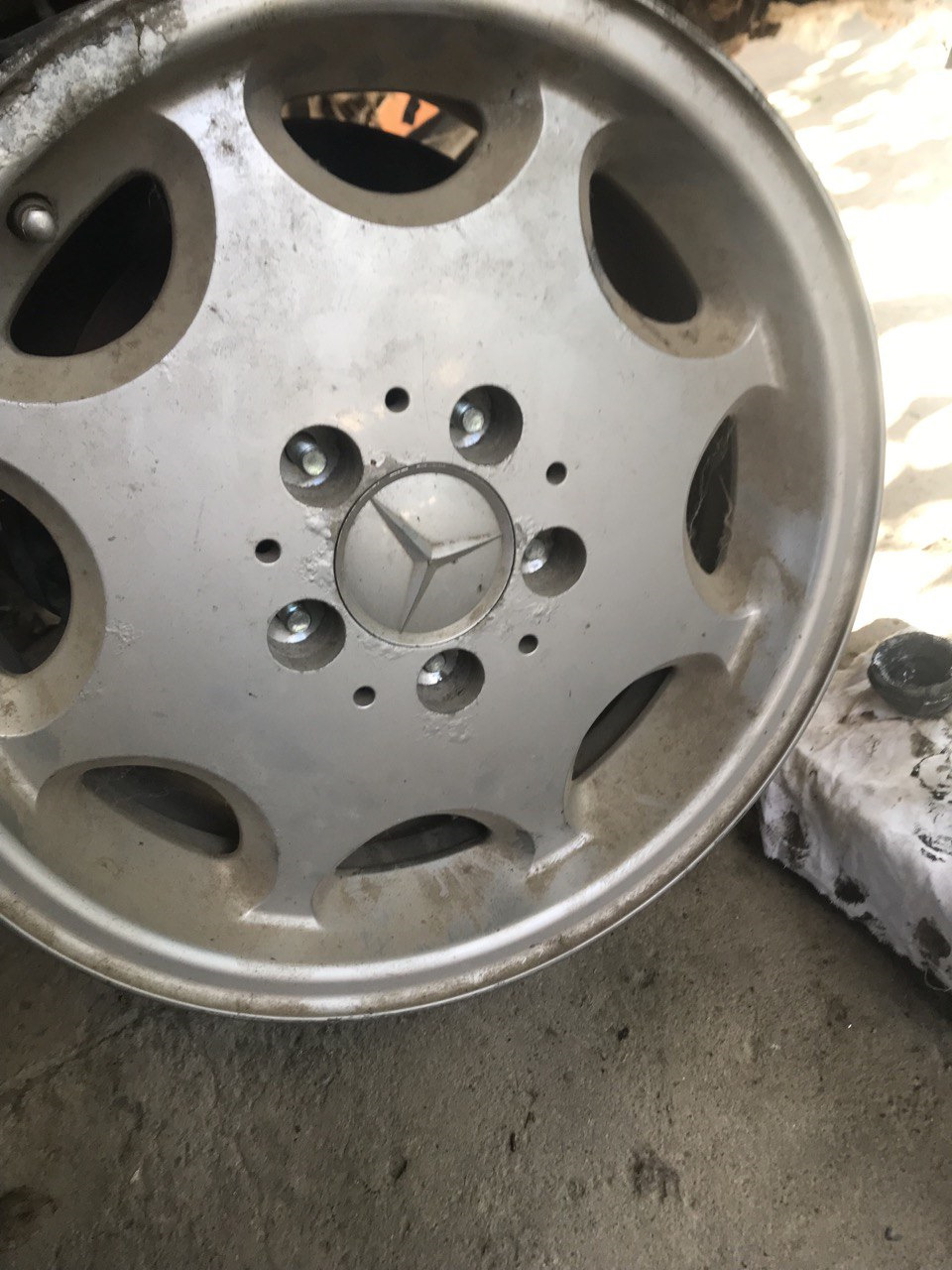 Замена колесных шпилек — Ford Granada Mark II, 2 л, 1981 года | своими ...