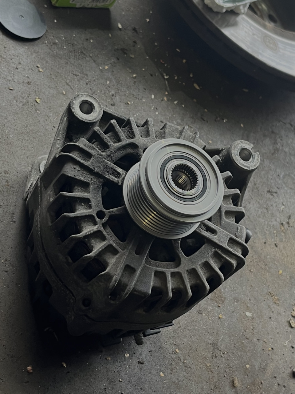 20. Установка обгонной муфты генератора — BMW 5 series Gran Turismo ...