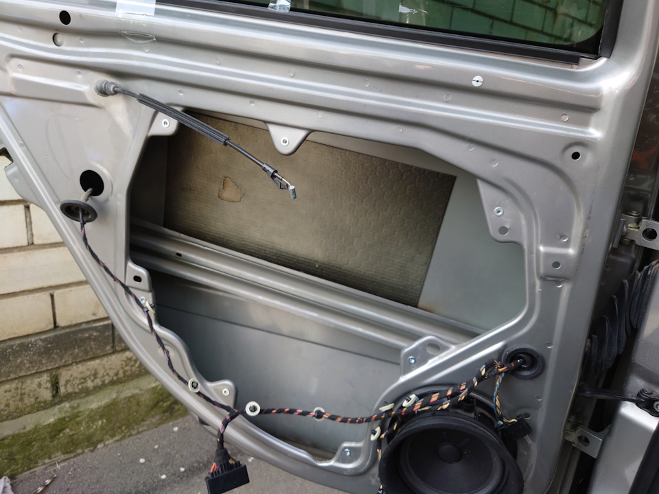 Установка щитов задних дверей на резьбовые заклепки. — Skoda Octavia A5 ...