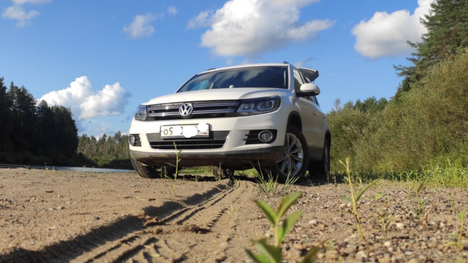 Есть у кого распиновка замка багажника и кнопки пятой двери ...