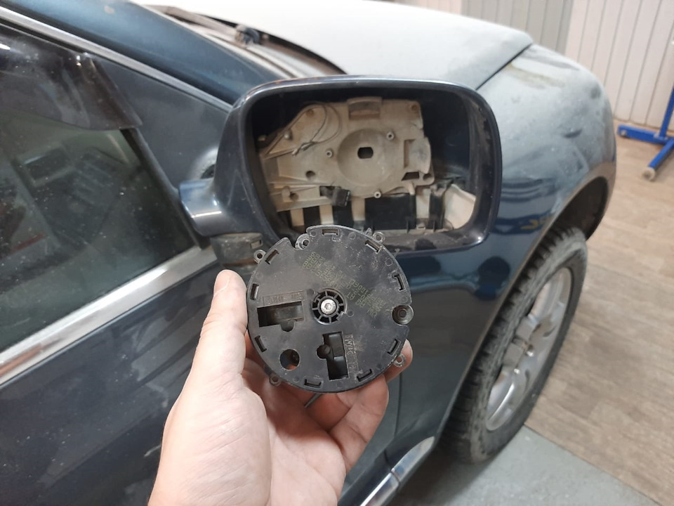 5 Замена поворотника в зеркале. — Volkswagen Touareg (1G), 3,2 л, 2005 ...