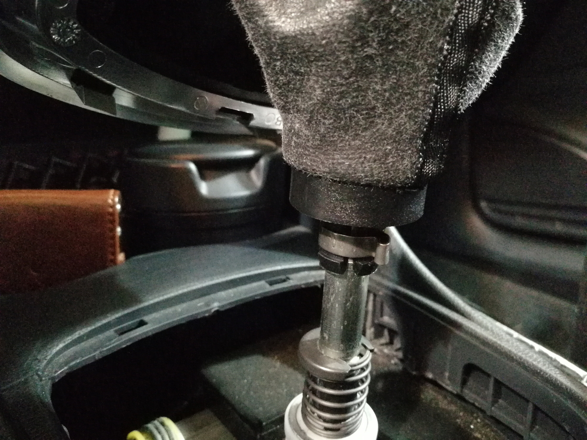 Положение руки на рычаге переключения передач. Регулировка мкпп. Кулиса кия рио 4. Регулировка мкпп. Регулировка мкпп.