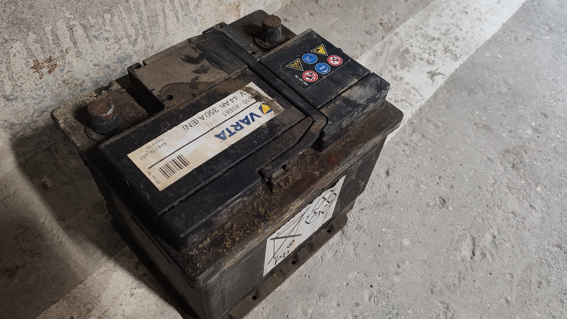 3. Акб сузуки свифт 3. Крепление акб сузуки свифт. 3 2007 года. Suzuki swift 2008 акб.