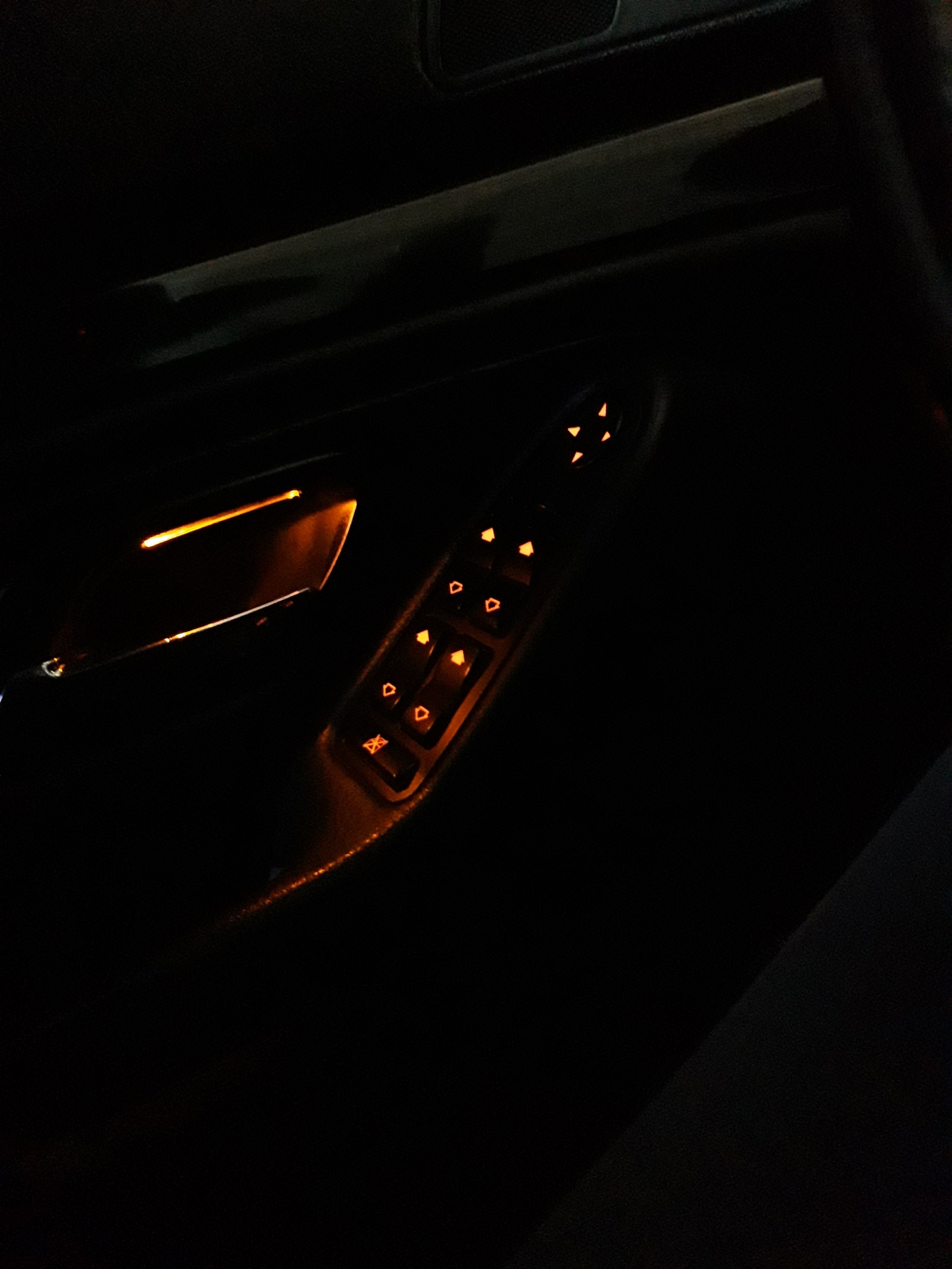 Подсветка бмв е90. Подсветка ручек БМВ е39. Подсветка ручек BMW e60. BMW e39 подсветка ручек дверей. Подсветка дверных ручек е60.
