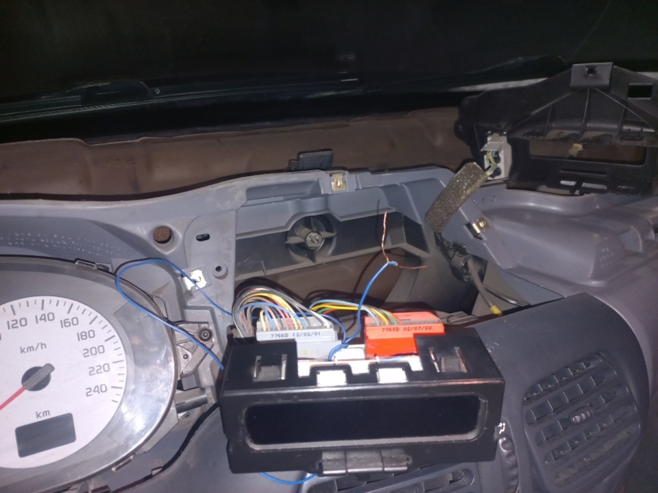 Меган 2007 магнитола. Рено сценик 1 бортовой компьютер. Рено меган 2 информативный дисплей. Рено меган 2 часы. Рено меган 2 ручки кондиционера аналоги фото.