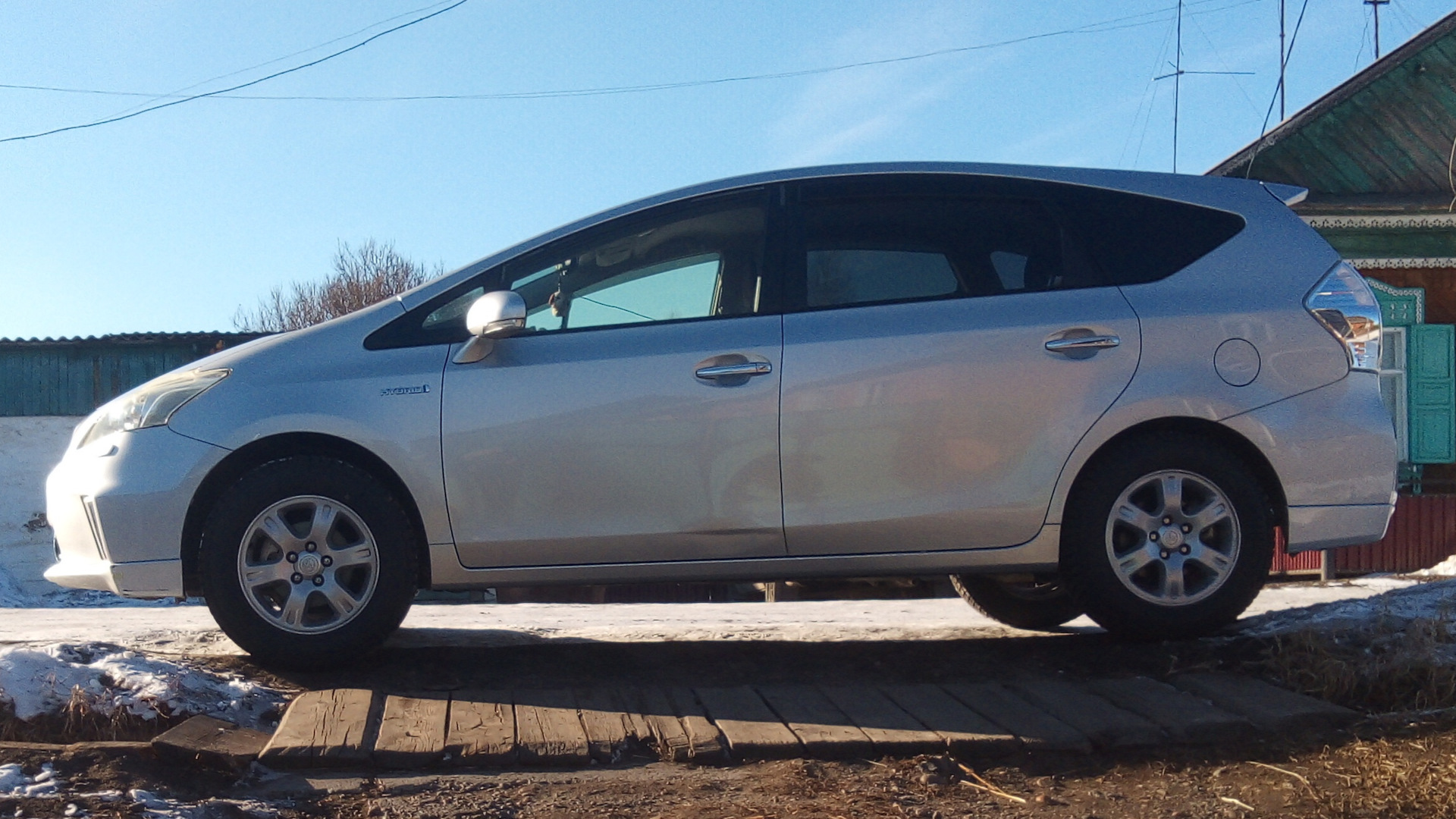 Toyota Prius Alpha 1.8 гибридный 2013 | машина пастора на DRIVE2