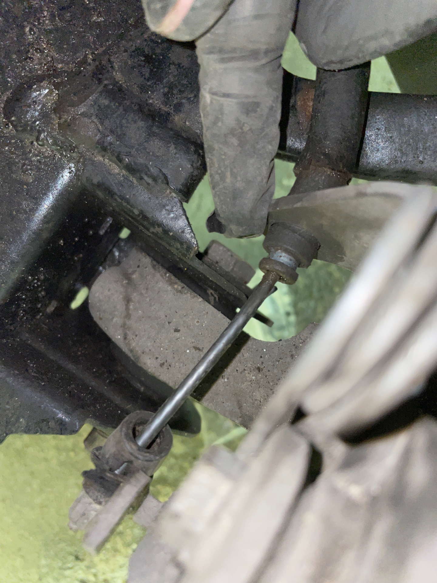 Пыльники тросиков ручника — Alfa Romeo 159, 1,9 л, 2008 года | своими ...